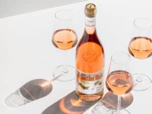 Verres de vin et bouteille de Murailles Rosé Chablais AOC