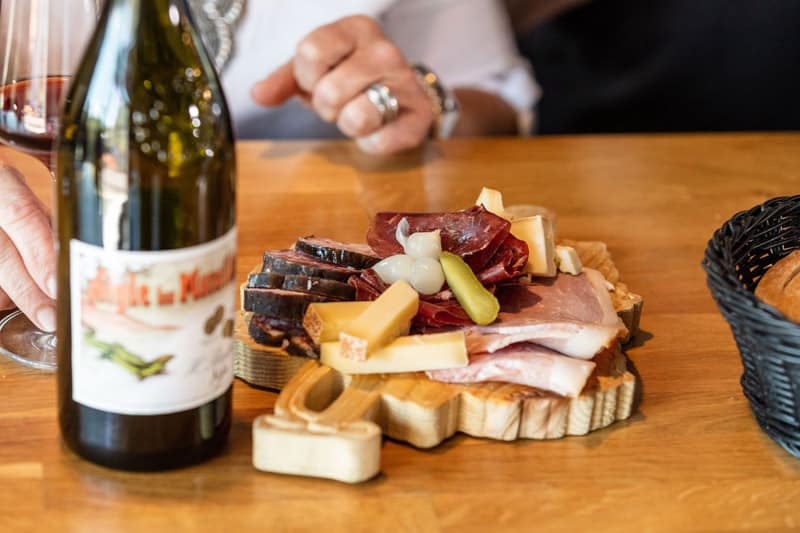 Planchettes de viandes et fromages de la région à déguster avec une bouteille de vin Aigle les Murailles.