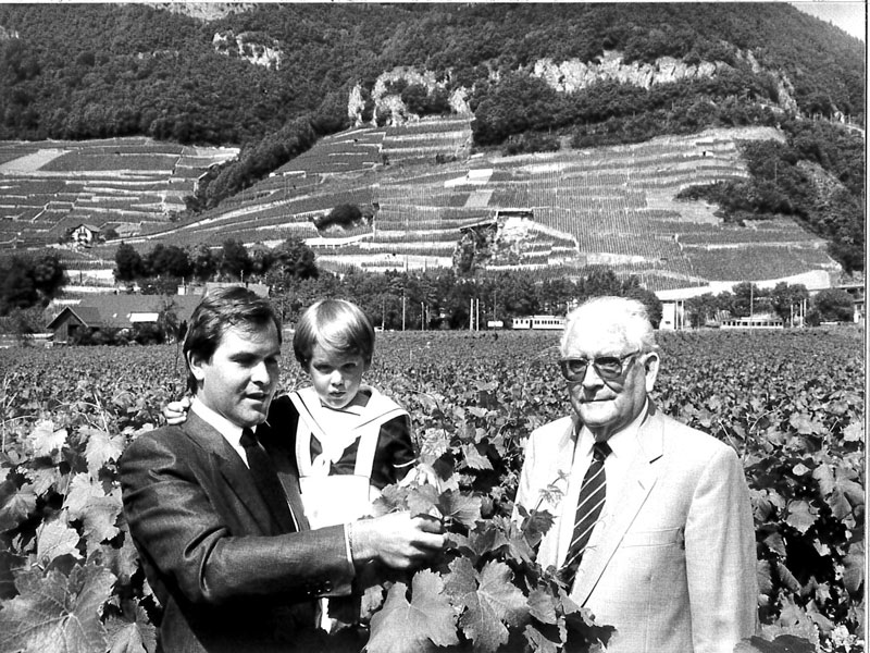 3 générations de la famille d'Henri Badoux, dans les vignes, face aux vignoble des Murailles.