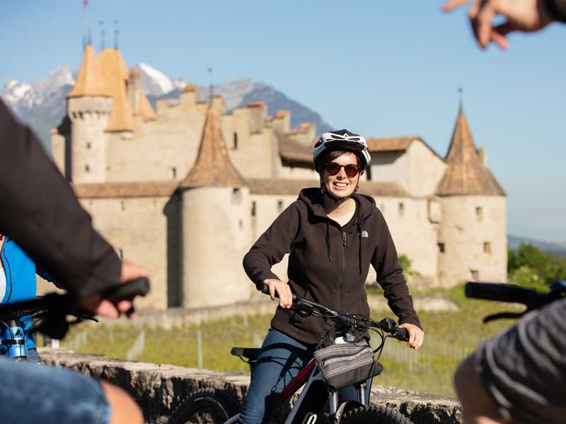 Balade en e-bike à travers les vignes, devant le Château d'Aigle, avec l'Oenologue Marjorie Bonvin.