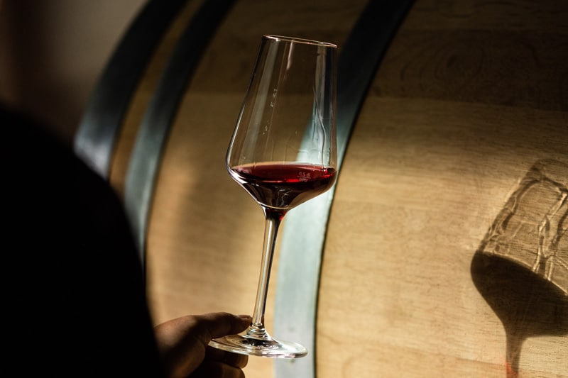 Verre de vin rouge Murailles de la Maison Henri Badoux.